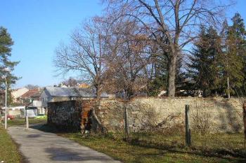 pohled na průběh západní ohradní zdi bývalého hřbitova ( © Ondřej Štěpánek 02/2008)