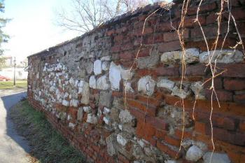 detailní pohled na západní zeď bývalého hřbitova ( © Ondřej Štěpánek 02/2008)