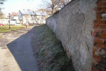 pohled na průběh západní strany bývalé hřbitovní zdi ( © Ondřej Štěpánek 02/2008)