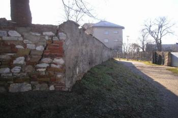 pohled od severu na průběh západní strany bývalé hřbitovní zdi ( © Ondřej Štěpánek 02/2008)