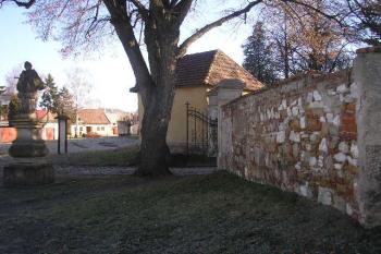 pohled od západu na dnešní vstup do areálu bývalého hradu ( © Ondřej Štěpánek 02/2008)