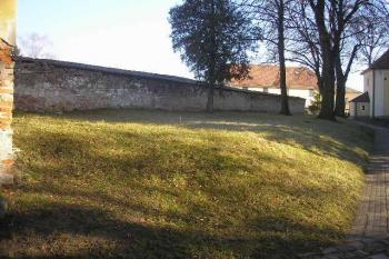 pohled od západu  na průběh zbytku vnitřního valu z prostoru hradu ( © Ondřej Štěpánek 02/2008)