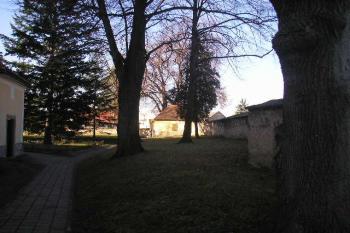 východní pohled na průběh vnitřního valu uvnitř hradního areálu ( © Ondřej Štěpánek 02/2008)