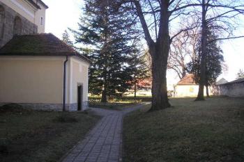 východní pohled na průběh vnitřního valu uvnitř hradního areálu ( © Ondřej Štěpánek 02/2008)