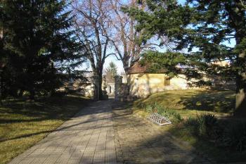 pohled od jihu na vstupní bránu do areálu hradu ( © Ondřej Štěpánek 02/2008)