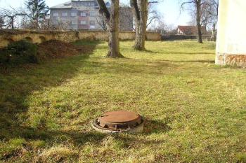 východní pohled na průběh areálu hradu vymezeného jižní zdi bývalého hřbitova ( © Ondřej Štěpánek 02/2008)
