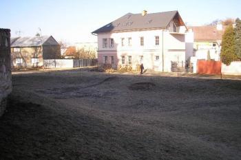 pohled z koruny vnitřního valu na zbytky severního příkopu ( © Ondřej Štěpánek 02/2008)