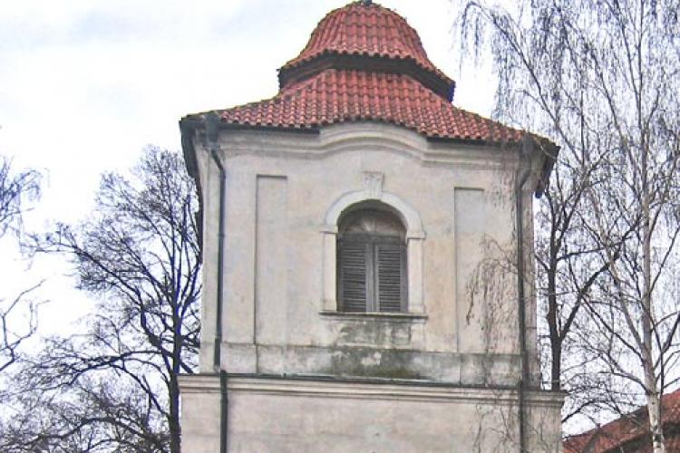zvonice u kostela Nanebevzetí Panny Marie