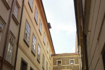 průchod mezi Šternberským a Thunovským palácem ( © Milan Caha 04/2008)