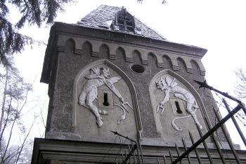 hranolová věž v nároží areálu s motivy čertů ( © Jan P. Štěpánek 02/2008)