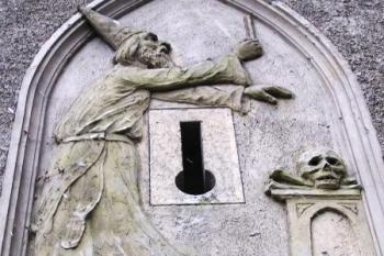 černokněžník na fasádě hranolové věže hrádku ( © Jan P. Štěpánek 02/2008)