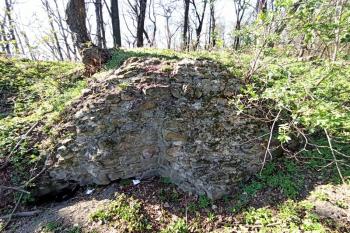 vnitřní nároží zachovalého úseku kamenné zdi (© Jan P. Štěpánek 04/2020)