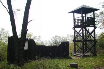 Současná rozhledna v místech zaniklého hradu (2003 © Feudum.cz)