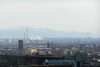 Pohled z Landeka na centrum Ostravy a masív Lysé hory v pozadí ( © Jan P. Štěpánek 04/2006)