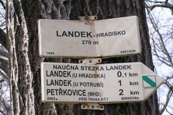Rozcestník na ploše hradu ( © Jan P. Štěpánek 04/2006)