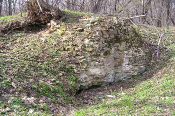 Jedinný dochovaný kus středověké zdi hradu. ( © Jan P. Štěpánek 04/2006)