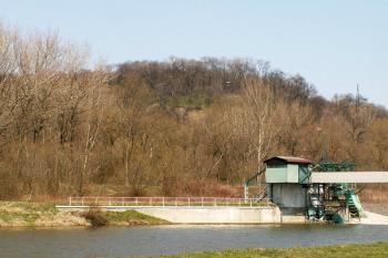 Celkový pohled na horu Landek (v popředí řeka Odra) ( © Miroslav BITTER 04/2007)