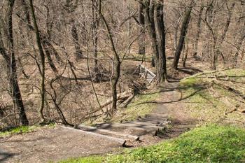 Pohled na plošinu a příkop pod hradním jádrem ( © Miroslav BITTER 04/2007)