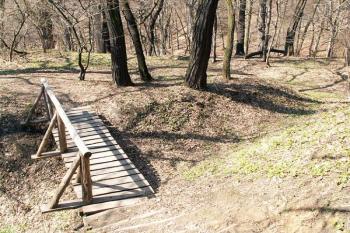 Pohled na plošinu a příkop pod hradním jádrem ( © Miroslav BITTER 04/2007)