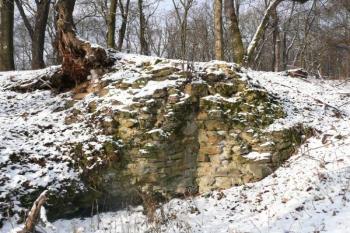 jediný dochovaný úsek kamenné hradby v areálu hradu ( © Jan P. Štěpánek 01/2009)