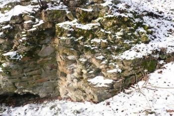 pravoúhlé nároží je jediným dochovaným krátkým úsekem kamenného zdiva na hradě ( © Jan P. Štěpánek 01/2009)
