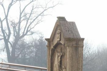 náhrobek - pozůstatek bývalého hřbitova ( © Milan Caha 02/2008)