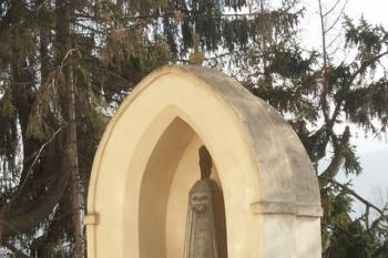 náhrobek - pozůstatek bývalého hřbitova ( © Milan Caha 02/2008)