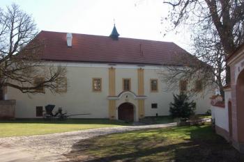severozápadní průčelí ( © Milan Caha 02/2008)
