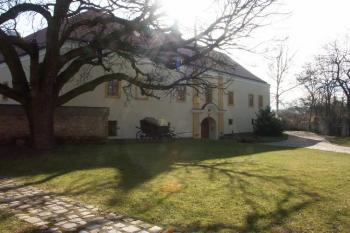 severozápadní průčelí ( © Milan Caha 02/2008)