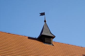 Korouhvička s letopočtem rekonstrukce tvrze ( © iV 30.9.2007)