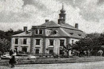 pohled na zámek od severozápadu  na historické pohlednici ( © Josef Průša v Dírné, cca 1928 (sbírka J. Úlovce))