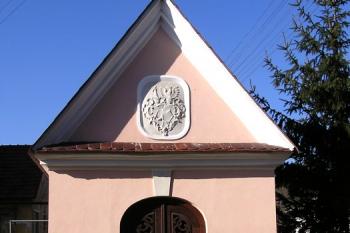 průčelí kaple s erbem Řemplínských a Kotulínských ( © Jan P. Štěpánek 02/2008)