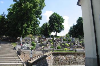 nad touto části hřbitova se nachází tvrziště (© D Dohňanský, 06/2015)