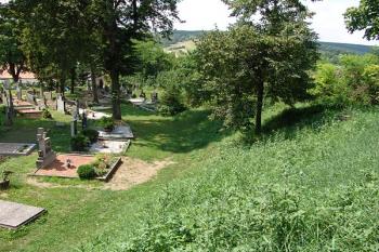 Zachovaná vnější stěna příkopu na jihovýchodě ( © Roman Řezáč 07/2006)