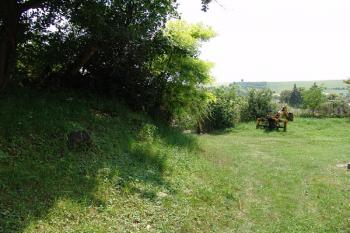 Zachovaný val na jihovýchodě ( © Roman Řezáč 07/2006)