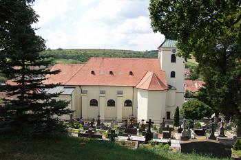 Pohled z tvrziště na kostel sv. Martina ( © Roman Řezáč 07/2006)