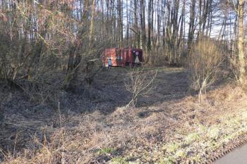 Jihovýchodní okraj tvrziště s příkopem (© Otto Slabý, 02/2008)