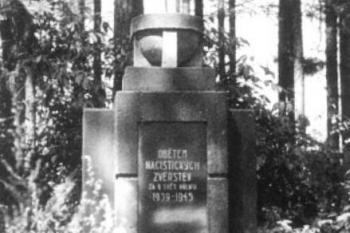 Památník obětem Dětřichovického tábora (Fotoreprodukce z knihy Německá průchozí dálnice, I. díl - Severní úsek; Tomáš Janda, Václav Lídl)