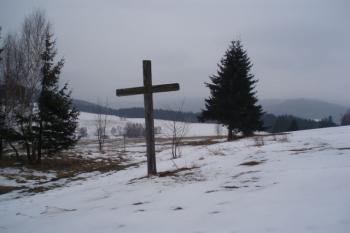 Dřevěný kříž v místě kostela (© Aleš Netopil, 02/2008)