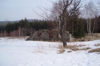 Zbytky jednoho z 40 domů (© Aleš Netopil, 02/2008)