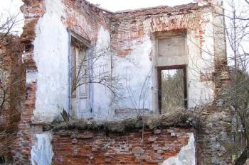 pohled na zborcenou východní část zámku ( © Jan P. Štěpánek 02/2008)