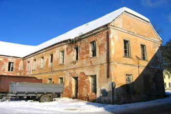 Pohled na zámek z bývalého hospodářského dvora, vpravo hlavní vjezd ( © Pavel Vítek 01/2006)