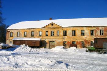 Boční strana zámku z hospodářského dvora ( © Pavel Vítek 01/2006)