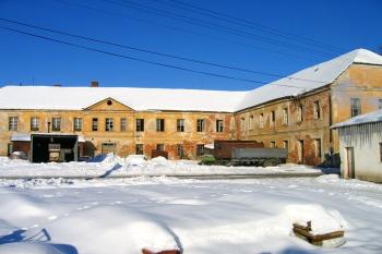 Zámek z hospodářského dvora ( © Pavel Vítek 01/2006)