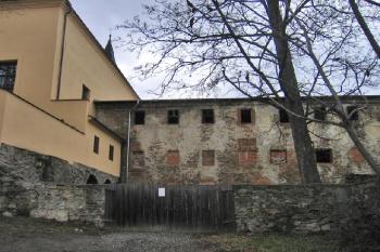 Kostel sv. Josefa ve Fulneku se zbytky kapucínského kláštera ( © Pavel Vítek 02/2008)