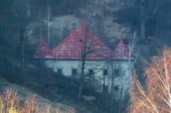 pohled na zámek z dálky od jihu ( © Jan P. Štěpánek 02/2008)