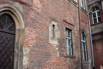 Ostění okna a dveří v přízemí původně románského paláce ( © iV 6.5.2007)