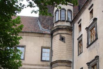 Schodiště u věže sv. Petra a portál průjezdu ( © iV 6.5.2007)