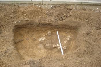 archeologické sondy pod silničním obrubníkem (© Jaromír Schoffer, 06/2013)