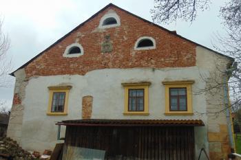Východní strana s erbem (© Dušan Dohňanský  05/2021)